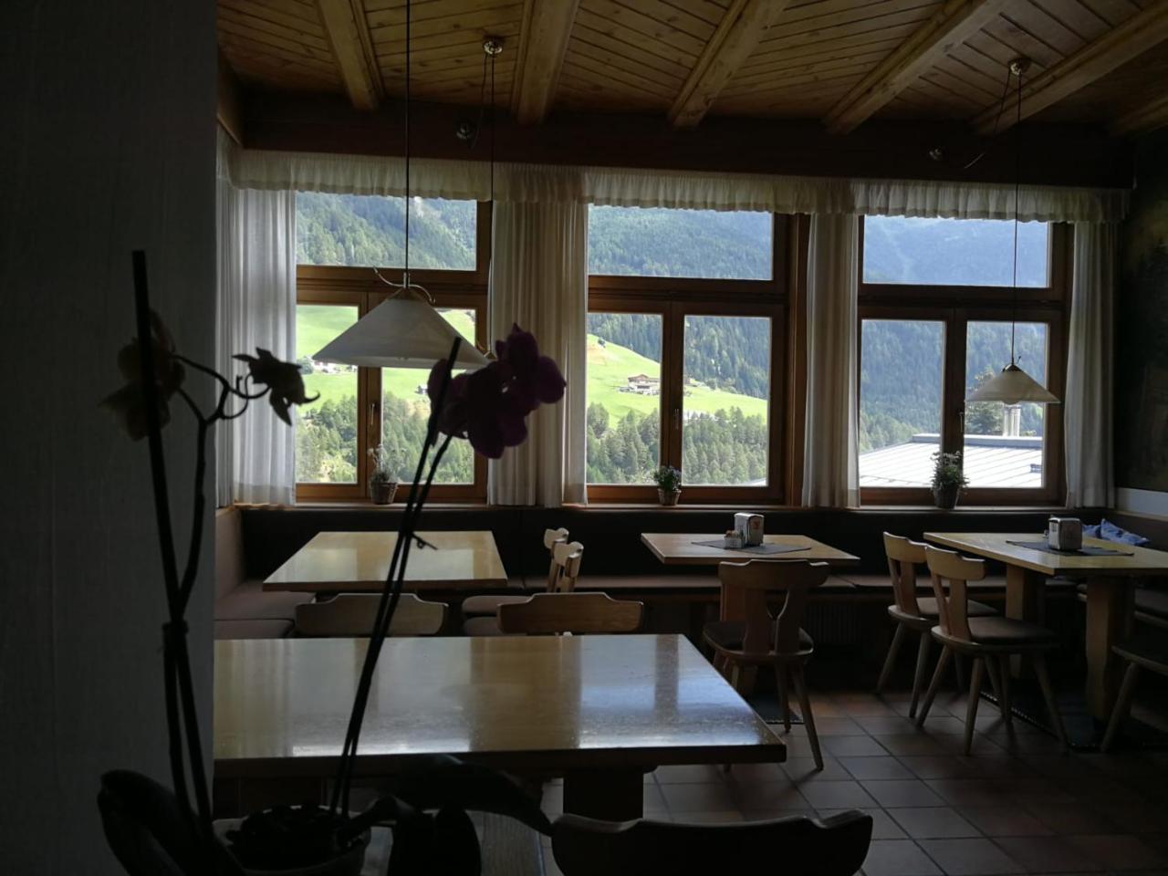 Gasthaus Weisskugel Hotel มัลเลส เวนอสตา ภายนอก รูปภาพ