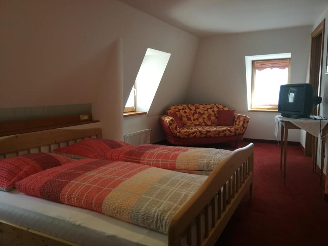 Gasthaus Weisskugel Hotel มัลเลส เวนอสตา ภายนอก รูปภาพ