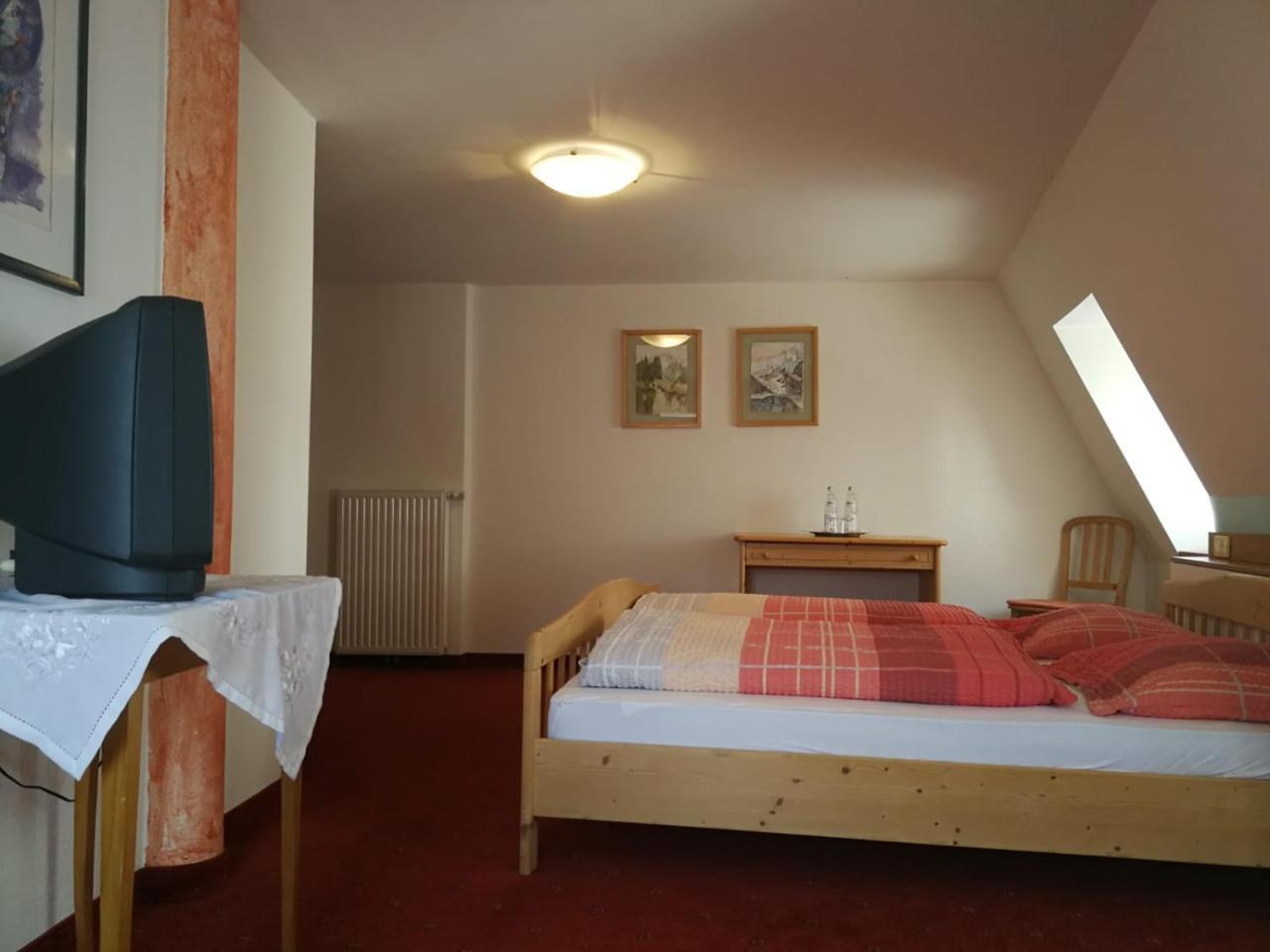 Gasthaus Weisskugel Hotel มัลเลส เวนอสตา ภายนอก รูปภาพ