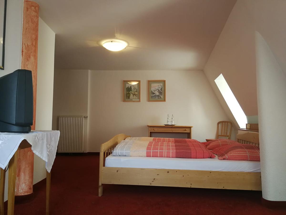 Gasthaus Weisskugel Hotel มัลเลส เวนอสตา ภายนอก รูปภาพ