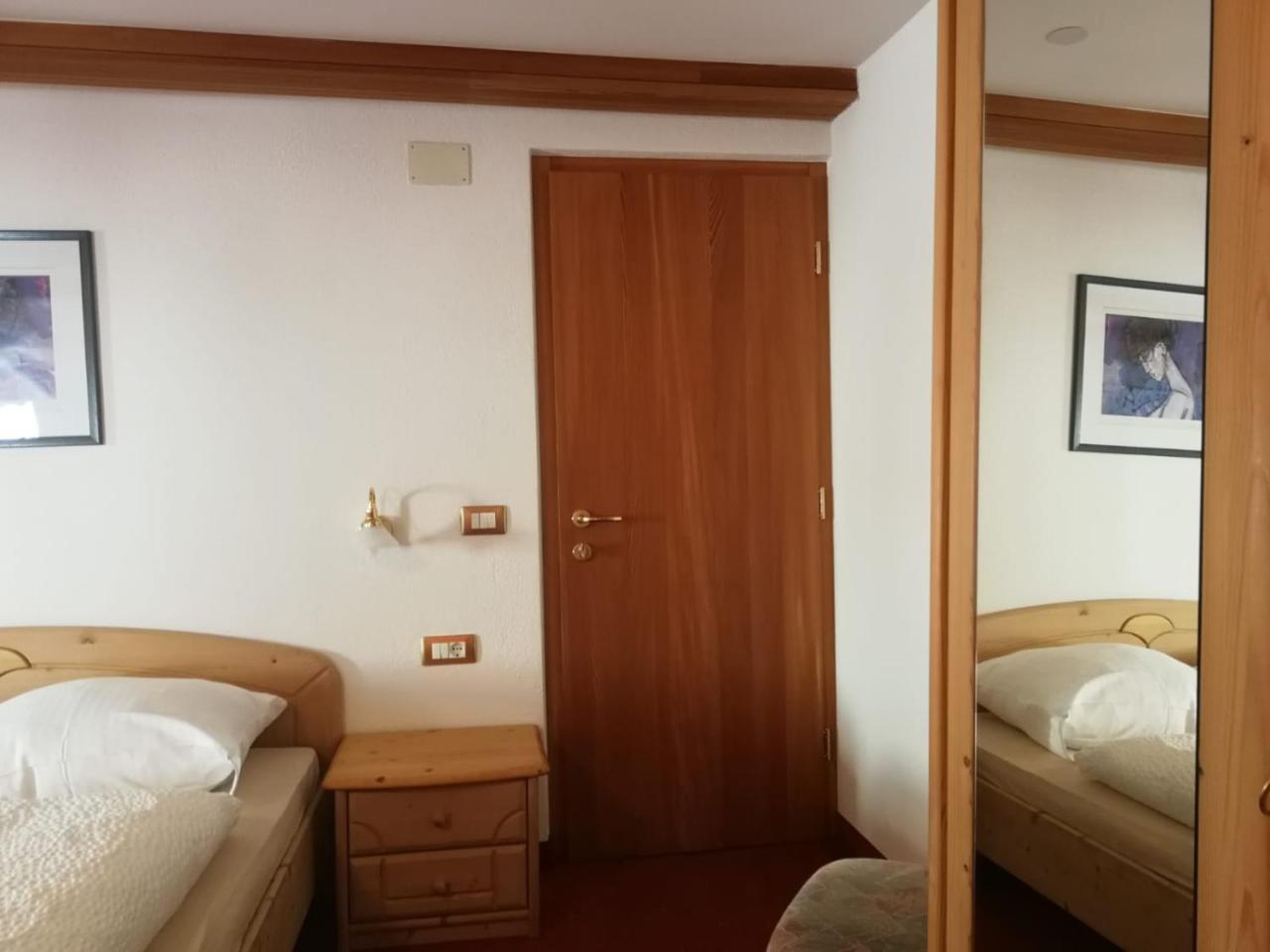 Gasthaus Weisskugel Hotel มัลเลส เวนอสตา ภายนอก รูปภาพ