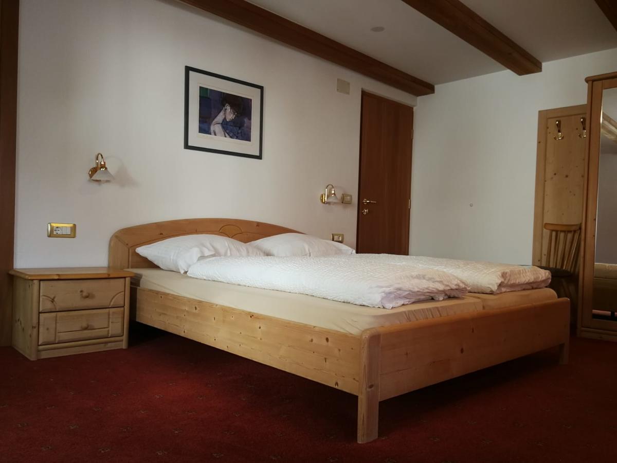 Gasthaus Weisskugel Hotel มัลเลส เวนอสตา ภายนอก รูปภาพ