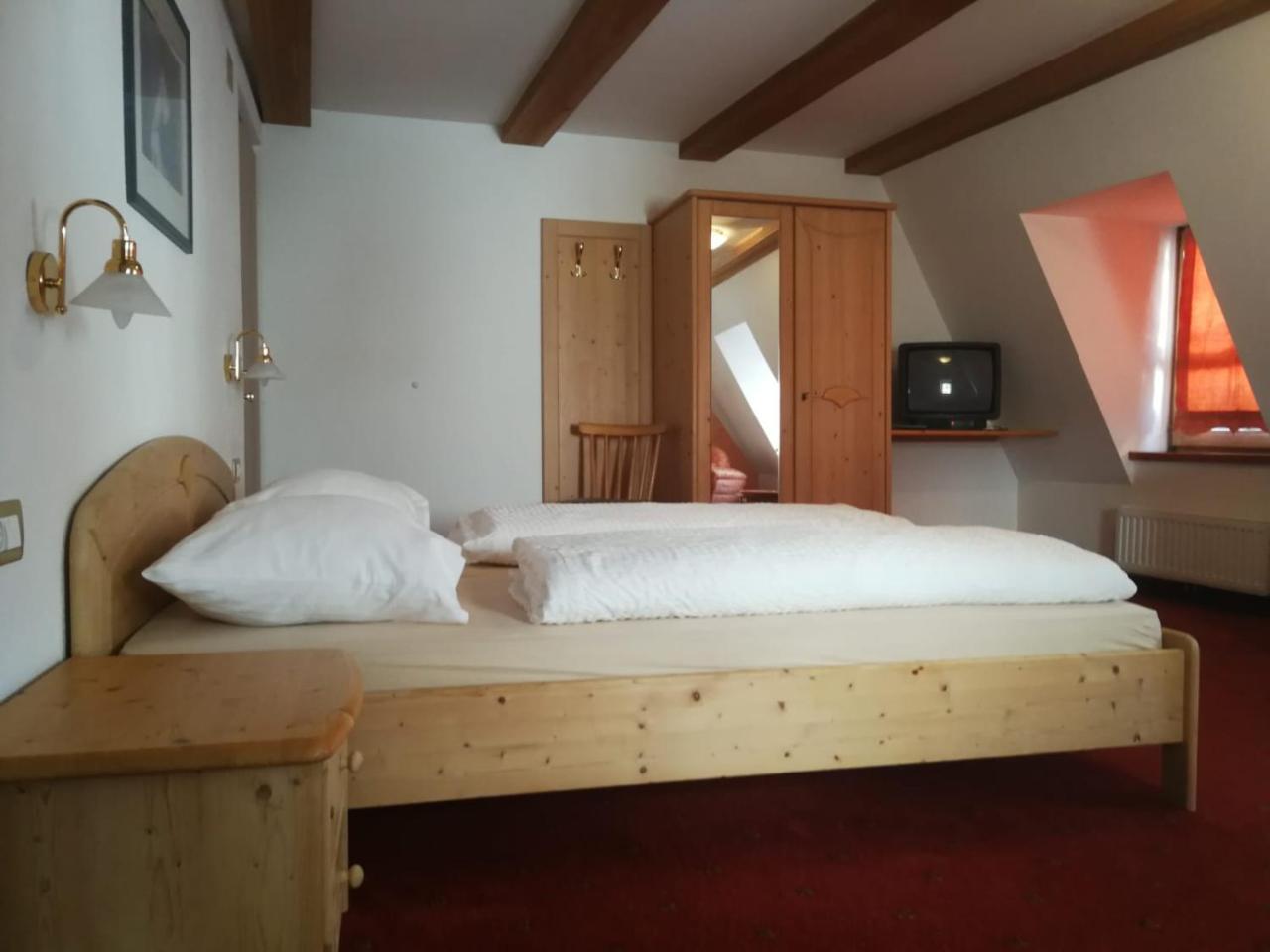 Gasthaus Weisskugel Hotel มัลเลส เวนอสตา ภายนอก รูปภาพ