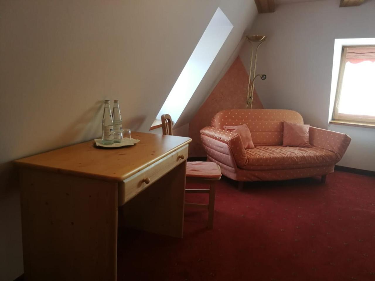 Gasthaus Weisskugel Hotel มัลเลส เวนอสตา ภายนอก รูปภาพ