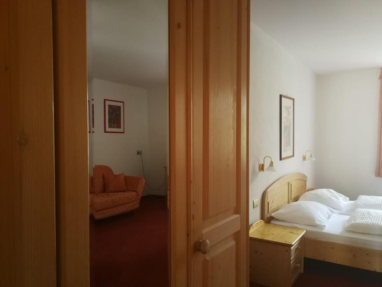 Gasthaus Weisskugel Hotel มัลเลส เวนอสตา ภายนอก รูปภาพ