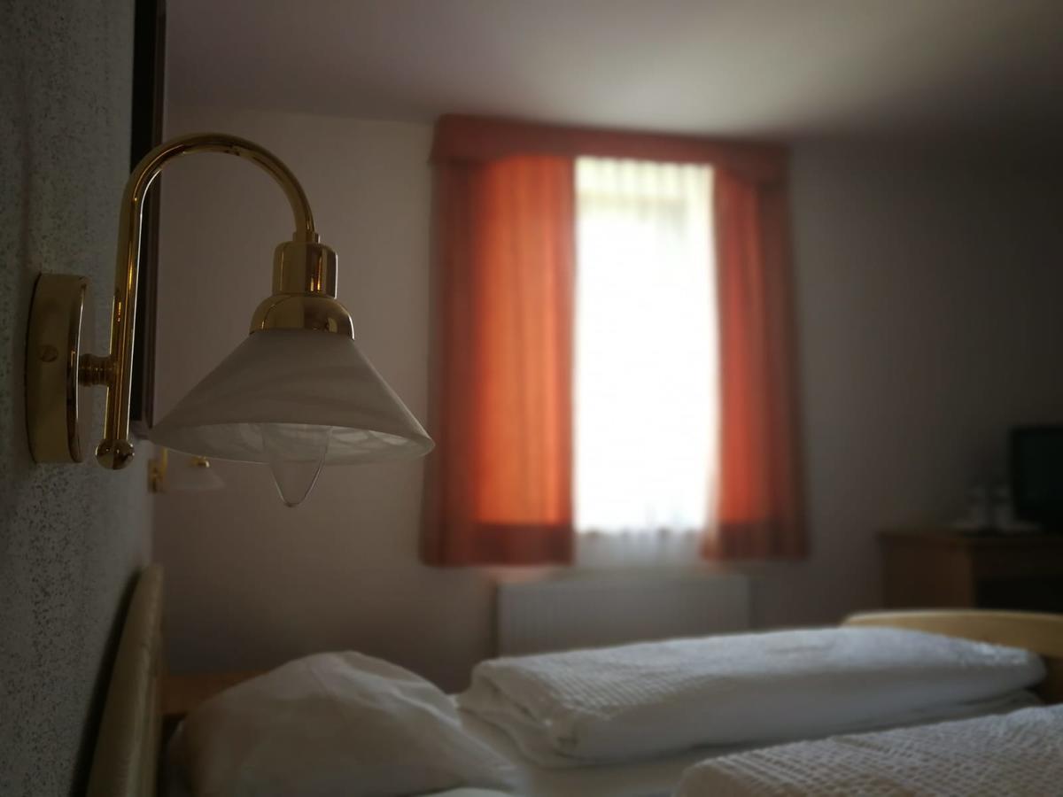 Gasthaus Weisskugel Hotel มัลเลส เวนอสตา ภายนอก รูปภาพ